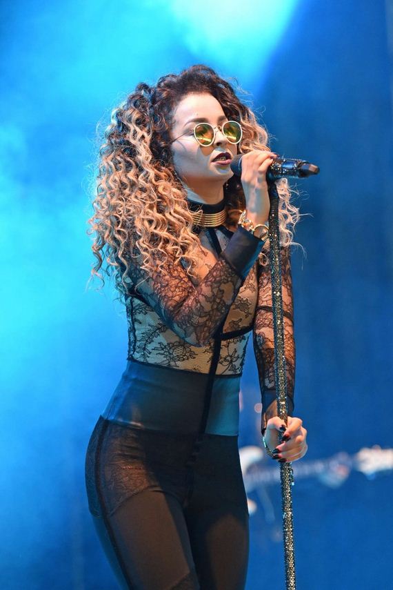Ella-Eyre -V-Festival-Day-2
